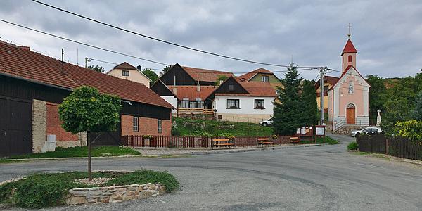 File:Náves, Synalov, okres Brno-venkov.jpg