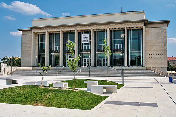 Brno, Janáčkovo divadlo, park před divadlem (6913)