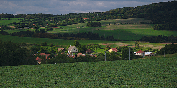 File:Pohled na obec od východu, Strhaře, okres Brno-venkov.jpg