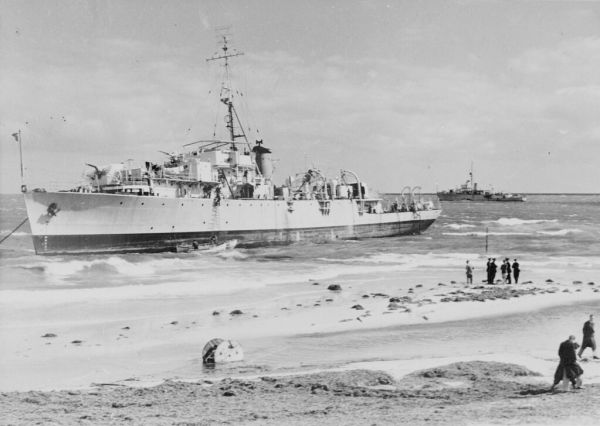 Glenelg, April 12,1948: HMAS BARCOO meets Bart Cummings, and Comic Court, WARREGO offshore - RAN.