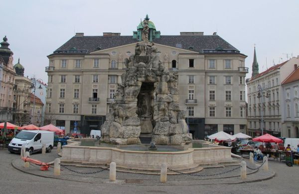 Fuente barroca de Parnas - Mercado de verduras en Brno - República Checa