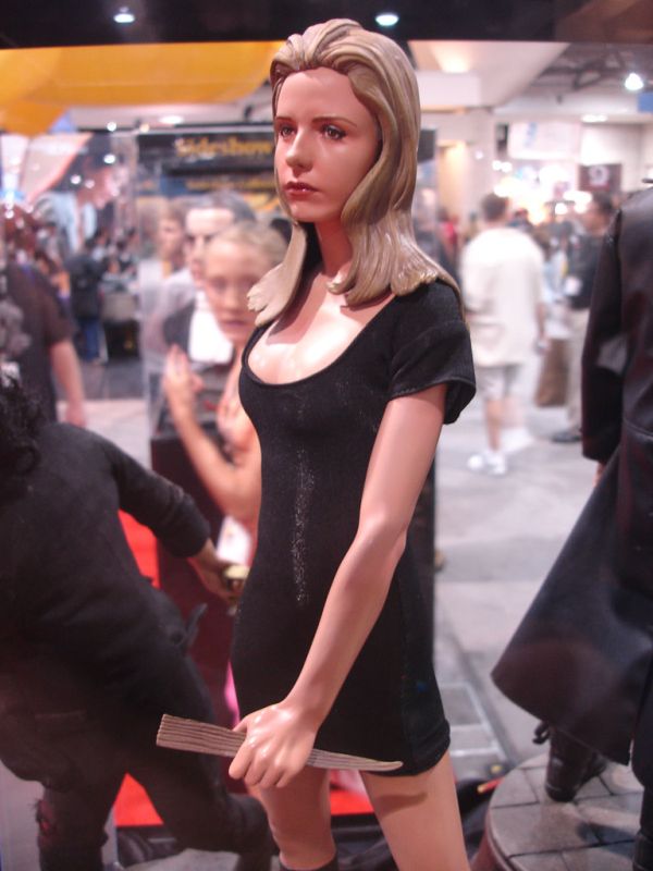 Comic-Con 2006 - Sideshow Collectibles Buffy statue