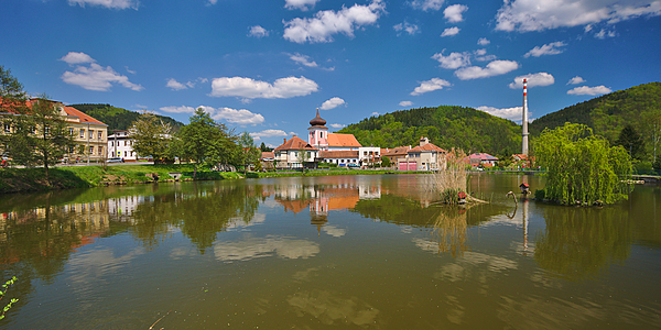 Pohled na městys přes rybník, Nedvědice, okres Brno-venkov