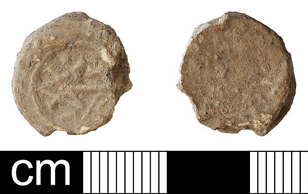 File:Small post-medieval lead bag or bale seal (FindID 979127).jpg