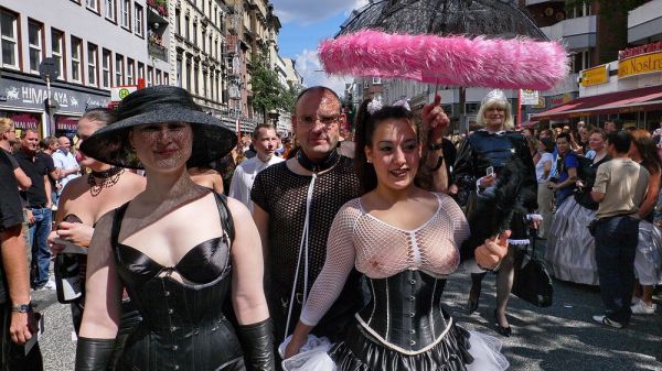 CSD 2006: Dreiergruppe in Lack und Leder in Hamburg Sankt Georg
