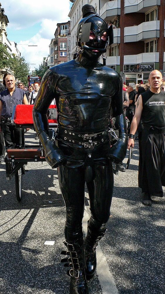 CSD 2006: Sklave im Gumminanzug zieht Kutsche in Hamburg Sankt Georg