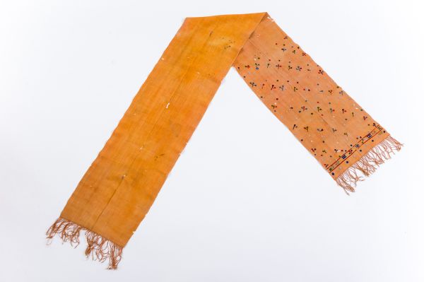 Brâu lat de formă dreptunghiulară. Decor amplasat la un capăt cu motive florale și geometrice cu aspect de „oni”, brodate cu mâna în punct de gura păpușii și lanț. Interpretare naturalistă. Spre marginea decorului chenar realizat din două linii cusute, între acestea inscripție: „RNP.” cusute caligrafic înspre dreapta și „MRR” la stânga, „oni”, flori și motive geometrice. Sub chenar șir de „oni” în alternanță alb cu albastru și în colțul stâng cifra 1878. La ambele capete ciucuri din urzeală, rasuciți și înnodați de 19 cm lungime. Cromatica: galben – orange, albastru, verde, lila, galben, roșu, cărămiziu, maroniu, alb.