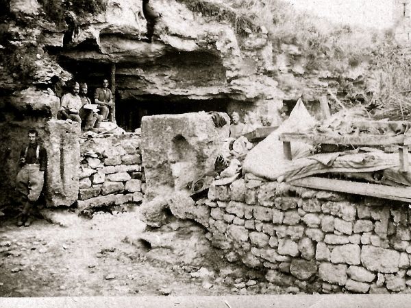 2éme bataille de la Marne - Contre-Offensive de 1918 - les grottes de Mont Notre-Dame (photo VestPocket Kodak Marius Vasse 1891-1987)