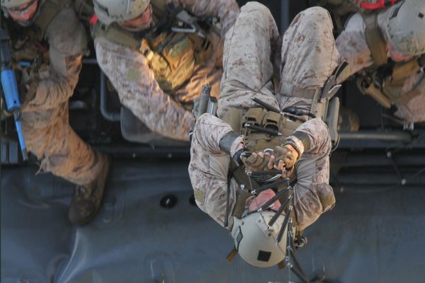 Raid force trains to seize offshore oil platform [Image 2 of 5]