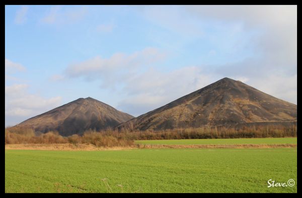 Les terrils jumeaux d'Haillicourt - Steve.© -