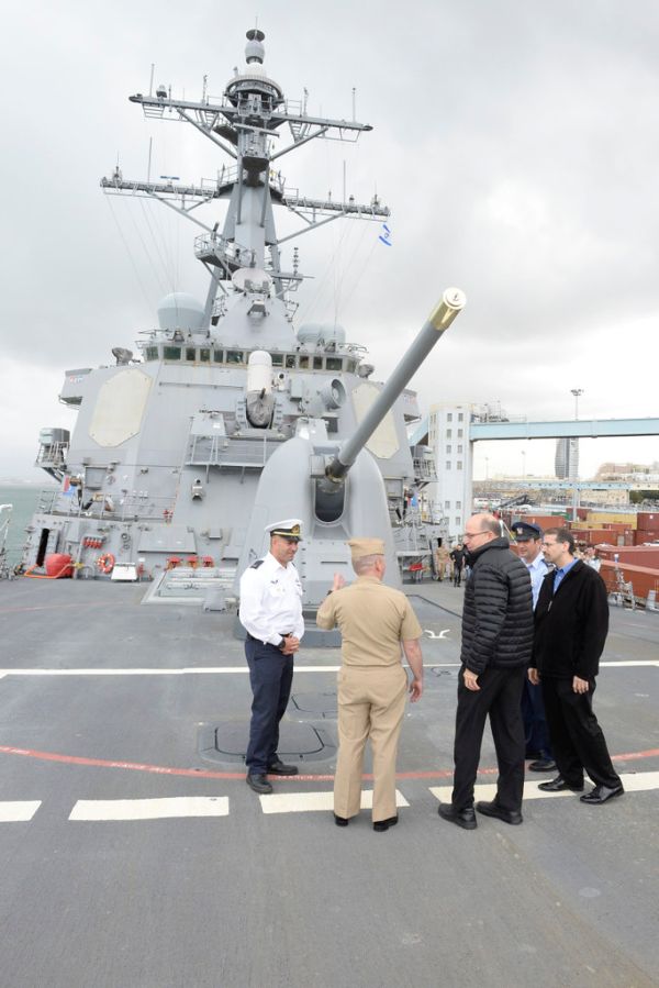 Ambassador Shapiro Hosts Israeli MoD Ya’alon on USS Carney