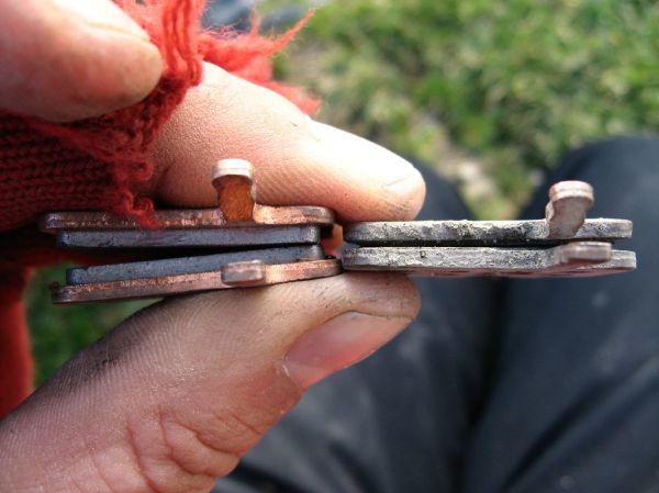 New and worn disk brake pads - Avid BB7 - (replaced near Abana, Black Sea coast of Turkey)