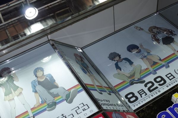 アニメイト 秋葉原 入り口上ショーウィンドウ あの夏で待ってる Blu-ray Complete Box