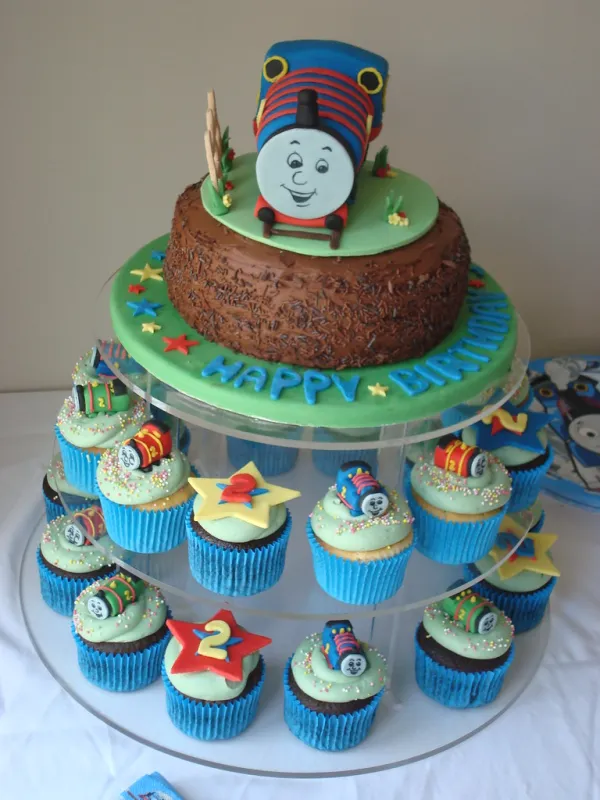 Thomas the tank engine cake & cupcakes