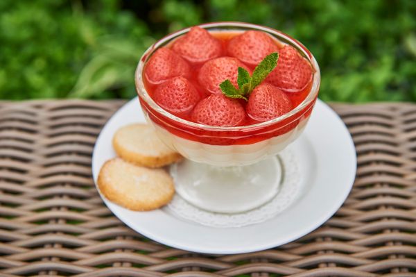 HDV F&B Images - Strawberry & Buttermilk Pudding Alfresco - Summer-22