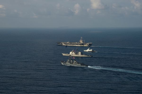 USS George Washington steams alongside the Royal Malaysian Navy offshore patrol vessel KD Pahang