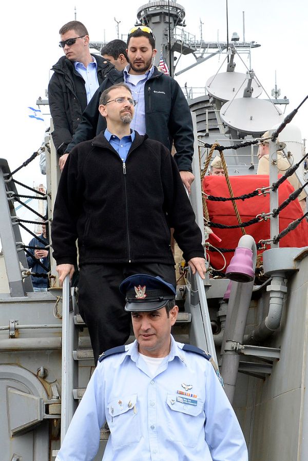 Ambassador Shapiro Hosts Israeli MoD Ya’alon on USS Carney