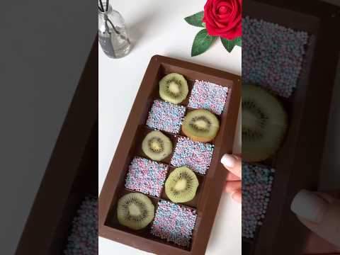 Kiwi Dubai chocolate 🍫 🥝 #asmrsounds #chocolate #dubaichocolate #cake #chocolatchaud #dessert
