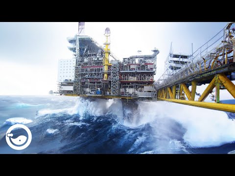 Life &amp; Work in Extreme Conditions: This is Why Offshore Oil Rig Workers Earn High Salaries