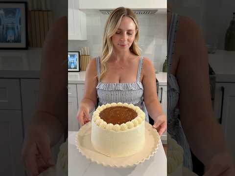 Making my moms birthday cake 🫶🏼🍰🎂 #cake #birthdaycake #cakedesign
